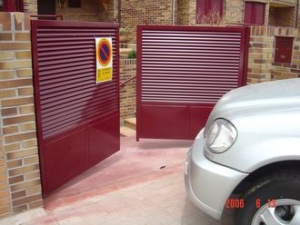 Puertas automáticas. Cancela batiente de dos hojas